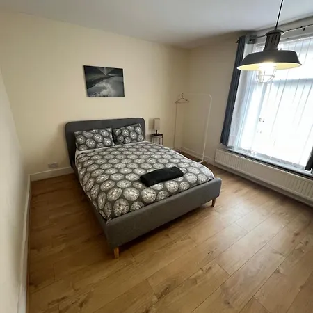 Apartment The Big 3 Bedroom House 2 Bathrooms *