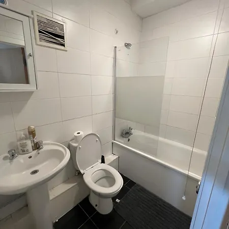Apartment The Big 3 Bedroom House 2 Bathrooms London