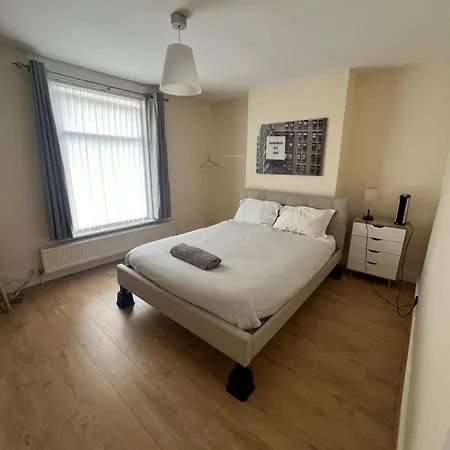The Big 3 Bedroom House 2 Bathrooms London