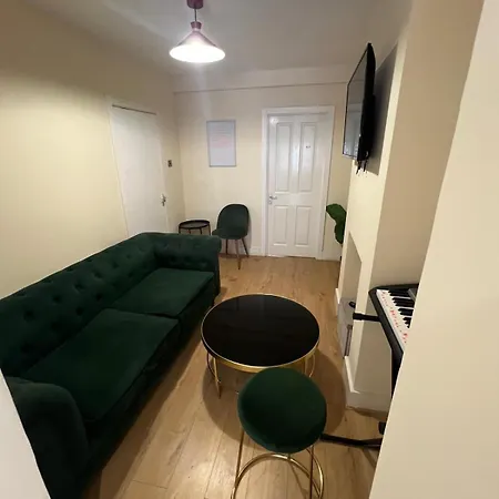 The Big 3 Bedroom House 2 Bathrooms * London