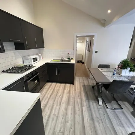 The Big 3 Bedroom House 2 Bathrooms * London