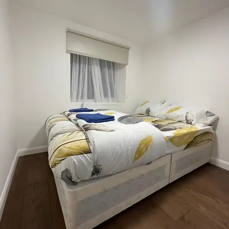 Two Bedroom Central Location Modern Flat Stratford London