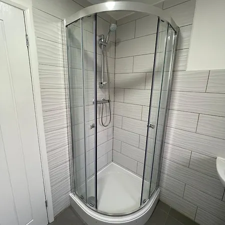 Two Bedroom Central Location Modern Flat Stratford Apartment *