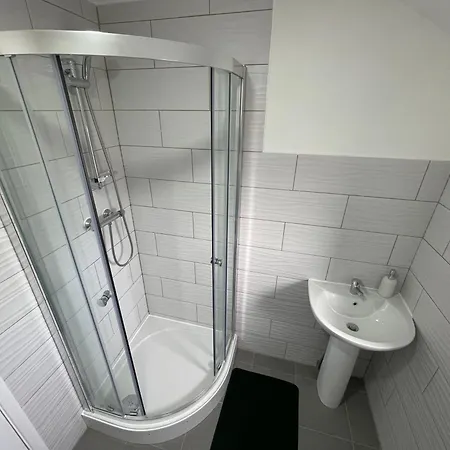 Two Bedroom Central Location Modern Flat Stratford * London