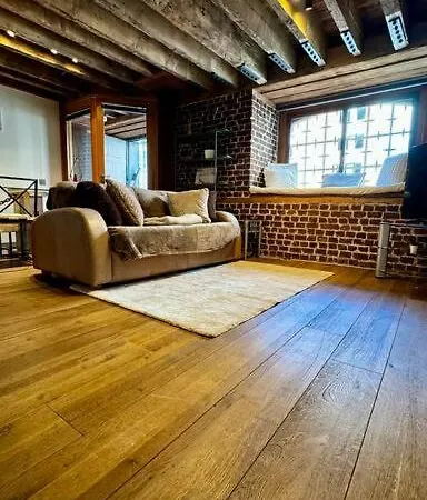 Vibrant Riverside Canary Wharf Apartment