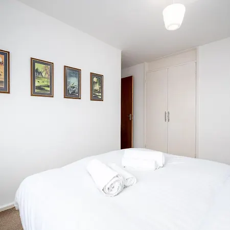 Guestready - Tranquil Retreat Near The Royal Docks Holiday home