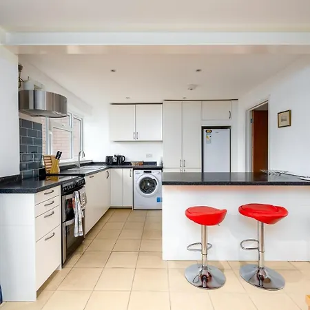 Guestready - Tranquil Retreat Near The Royal Docks Holiday home *