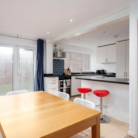 Guestready - Tranquil Retreat Near The Royal Docks Holiday home *