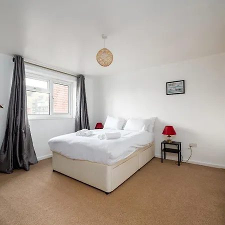 Guestready - Tranquil Retreat Near The Royal Docks Holiday home *