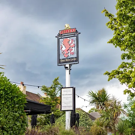 The Red Lion 3*