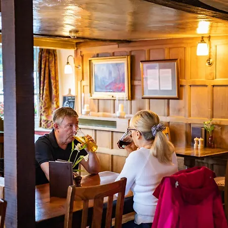 The Red Lion 3* Hillingdon