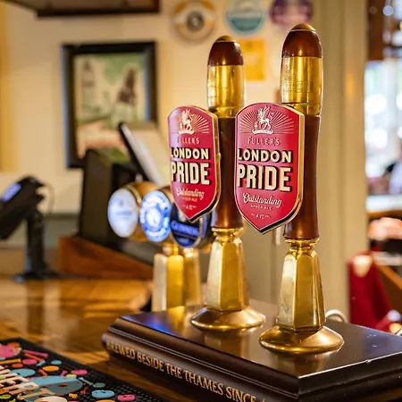 The Red Lion 3*