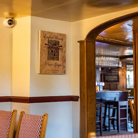 The Red Lion 3*
