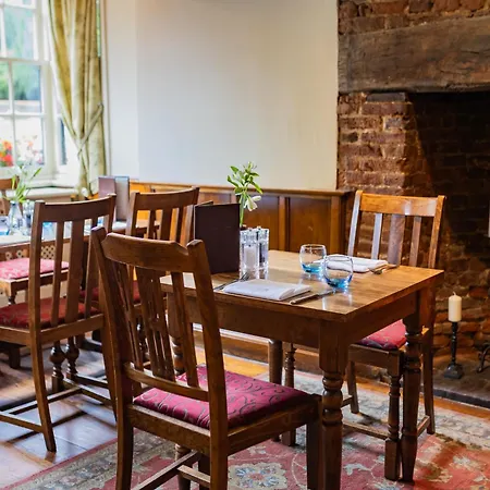 The Red Lion Hotel 3*