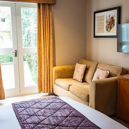 The Red Lion 3* Hillingdon