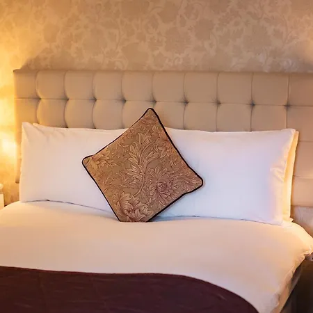 The Red Lion 3* Hillingdon