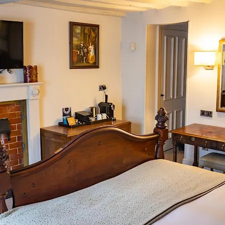 The Red Lion 3*