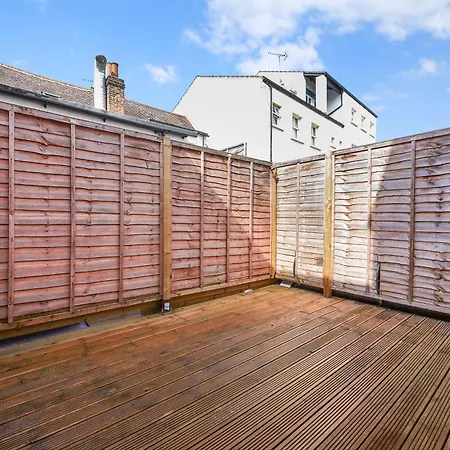 Stylish Large 3-bed Apartment, Quick Access To Sights, Free Parking *