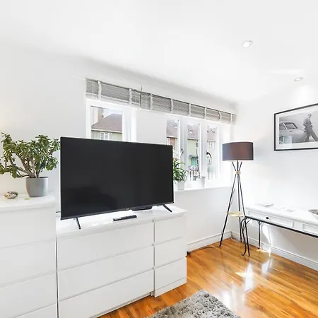A Beautiful Stylish 2 Bedroom -city Of Apartment