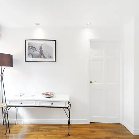 A Beautiful Stylish 2 Bedroom -city Of Apartment London