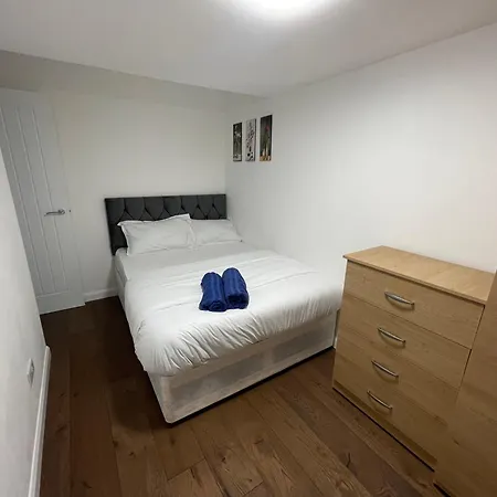 Two Bedroom Central Location Modern Flat Stratford Apartment London