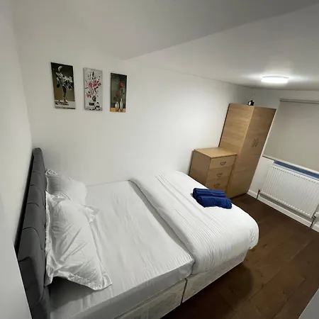 Two Bedroom Central Location Modern Flat Stratford *
