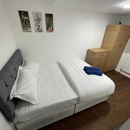 Two Bedroom Central Location Modern Flat Stratford