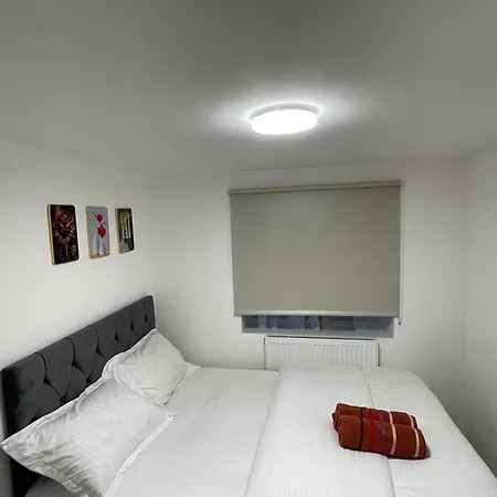 Two Bedroom Central Location Modern Flat Stratford London
