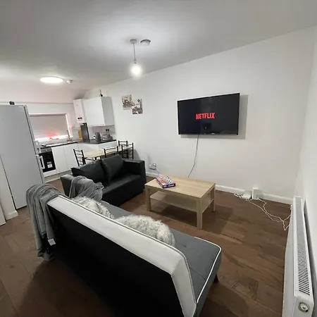 Apartment Two Bedroom Central Location Modern Flat Stratford *