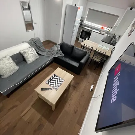 Two Bedroom Central Location Modern Flat Stratford Apartment *