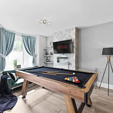 Charming Leytonstone 5 Bed - London