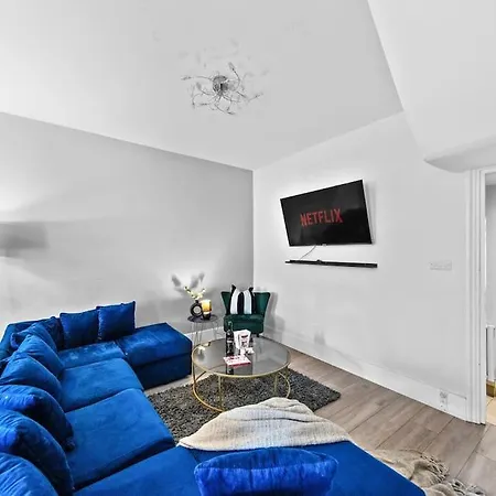 Charming Leytonstone 5 Bed - Apartment *