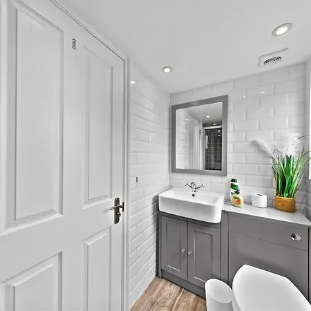 Charming Leytonstone 5 Bed - Apartment *