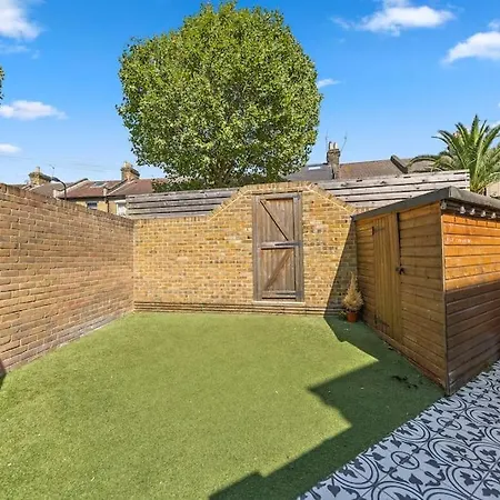 Charming Leytonstone 5 Bed - London