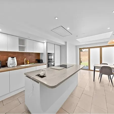 Charming Leytonstone 5 Bed - Apartment