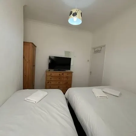 East 2 Bedroom Flat *