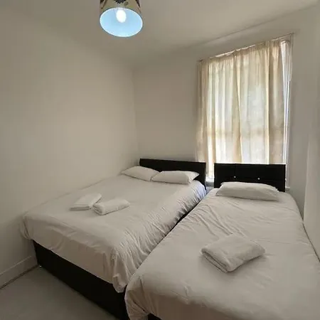 East 2 Bedroom Flat * London