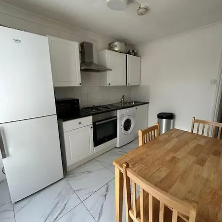 East 2 Bedroom Flat Apartment London