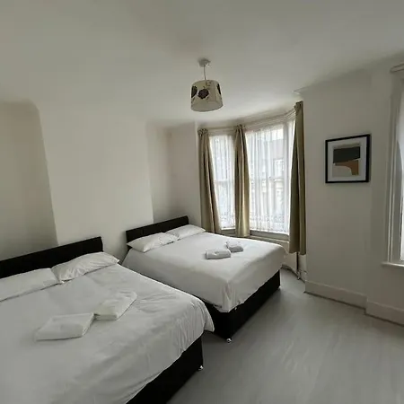 East 2 Bedroom Flat * London