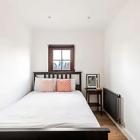 View Spacious 2 Bedroom Penthouse Apartment *