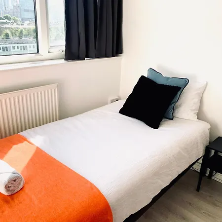 Poplar - Sleep 4-5 - Ideal For Business Travellers & Contractors - Near Canary Wharf And Dlr Station - Parking Tickets Available On Request Apartment London