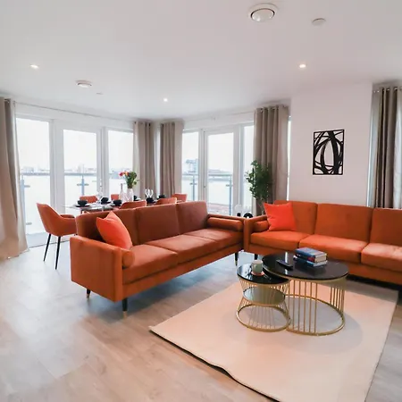 Serene 2-Bedroom Apartment By The River Apartment London