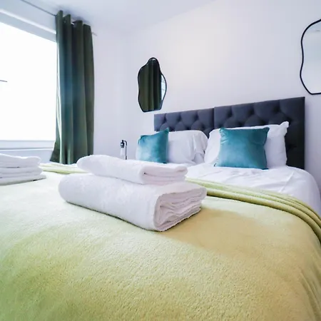 Serene 2-Bedroom Apartment By The River *
