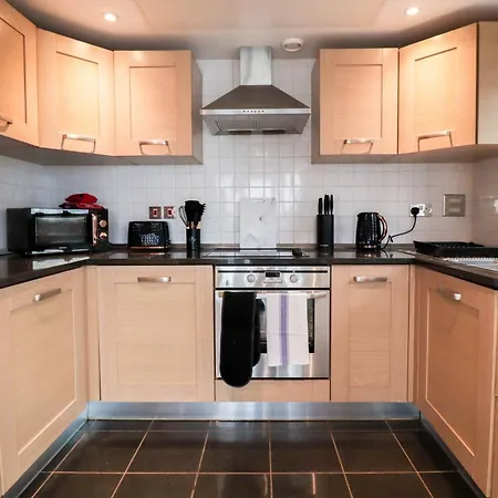 Serene 2-Bedroom Apartment By The River London