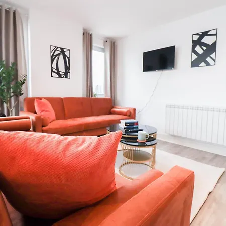 Serene 2-Bedroom Apartment By The River Apartment London