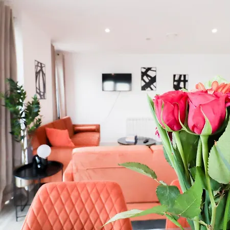 Serene 2-Bedroom Apartment By The River *