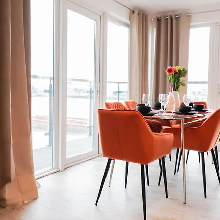 Serene 2-Bedroom Apartment By The River