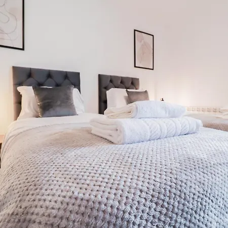Serene 2-Bedroom Apartment By The River *