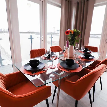 Serene 2-Bedroom Apartment By The River London