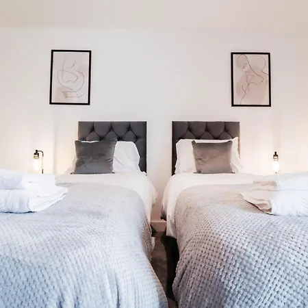 Serene 2-Bedroom Apartment By The River Apartment London